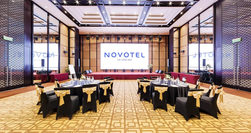 Đại sảnh tiệc Yên Tử Ballroom trần cao kỷ lục 6.6m không cột chắn cùng hệ thống màn hình LED hiện đại phục vụ các sự kiện MICE đỉnh cao.