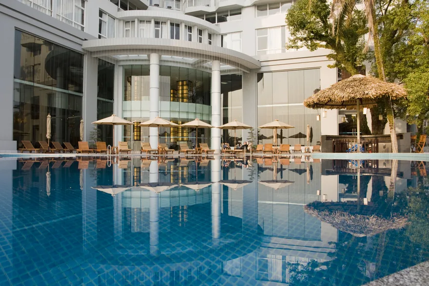 Bể bơi ngoài trời rộng lớn tới 700m² với làn nước trong xanh phẳng lặng ngắm trọn cảnh sắc Vịnh Hạ Long thơ mộng.