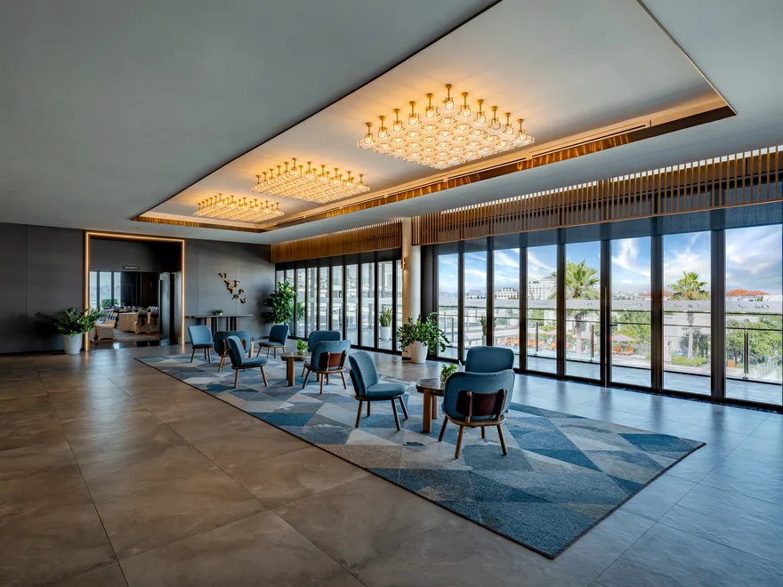 Đại sảnh tiệc Ballroom hiện đại với hệ thống âm thanh ánh sáng đồng bộ chuyên nghiệp đáp ứng hoàn hảo các sự kiện và đại tiệc đỉnh cao.