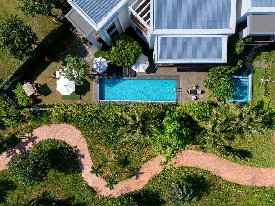 Biệt thự Tổng Thống Presidential Pool Villa sở hữu bể bơi riêng biệt lập cùng không gian phòng khách xa hoa phóng tầm mắt ôm trọn đại dương.