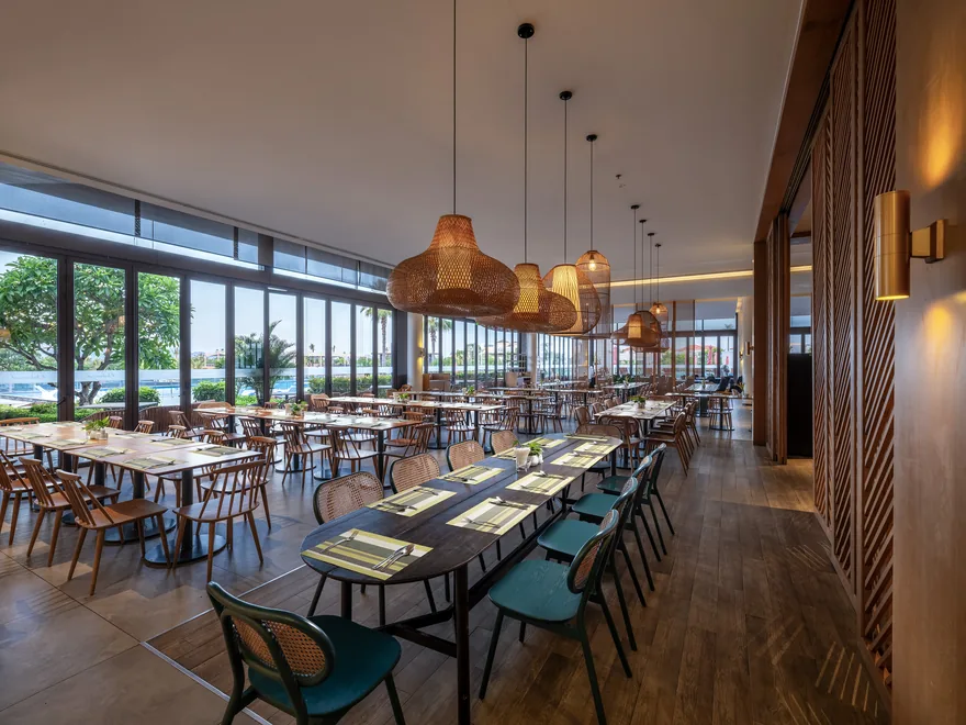 Không gian ẩm thực rộng mở và tinh tế tại Nhà hàng The Market nơi hội tụ tinh hoa tiệc buffet sáng Á Âu cùng đặc sản tươi ngon.