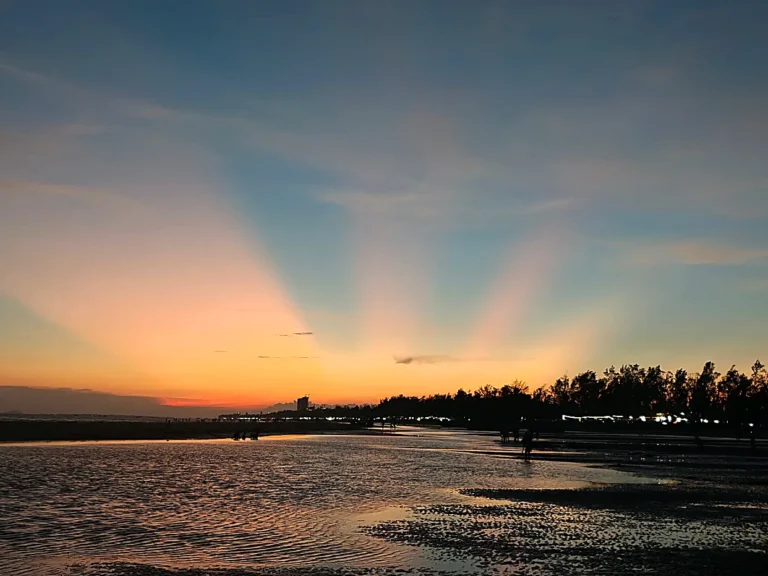 Khám Phá Bãi Biển Vạn Vĩ Đông Hưng: Dấu Ấn Làng Biển Gốc Việt Năm Thế Kỷ Bên Bờ Vịnh Bắc Bộ