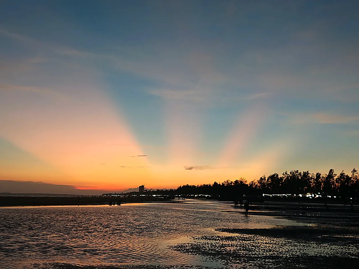 Bãi cát Kim Than tuyệt đẹp tại bãi biển Vạn Vĩ Đông Hưng trải dài thoai thoải bên bờ vịnh Bắc Bộ