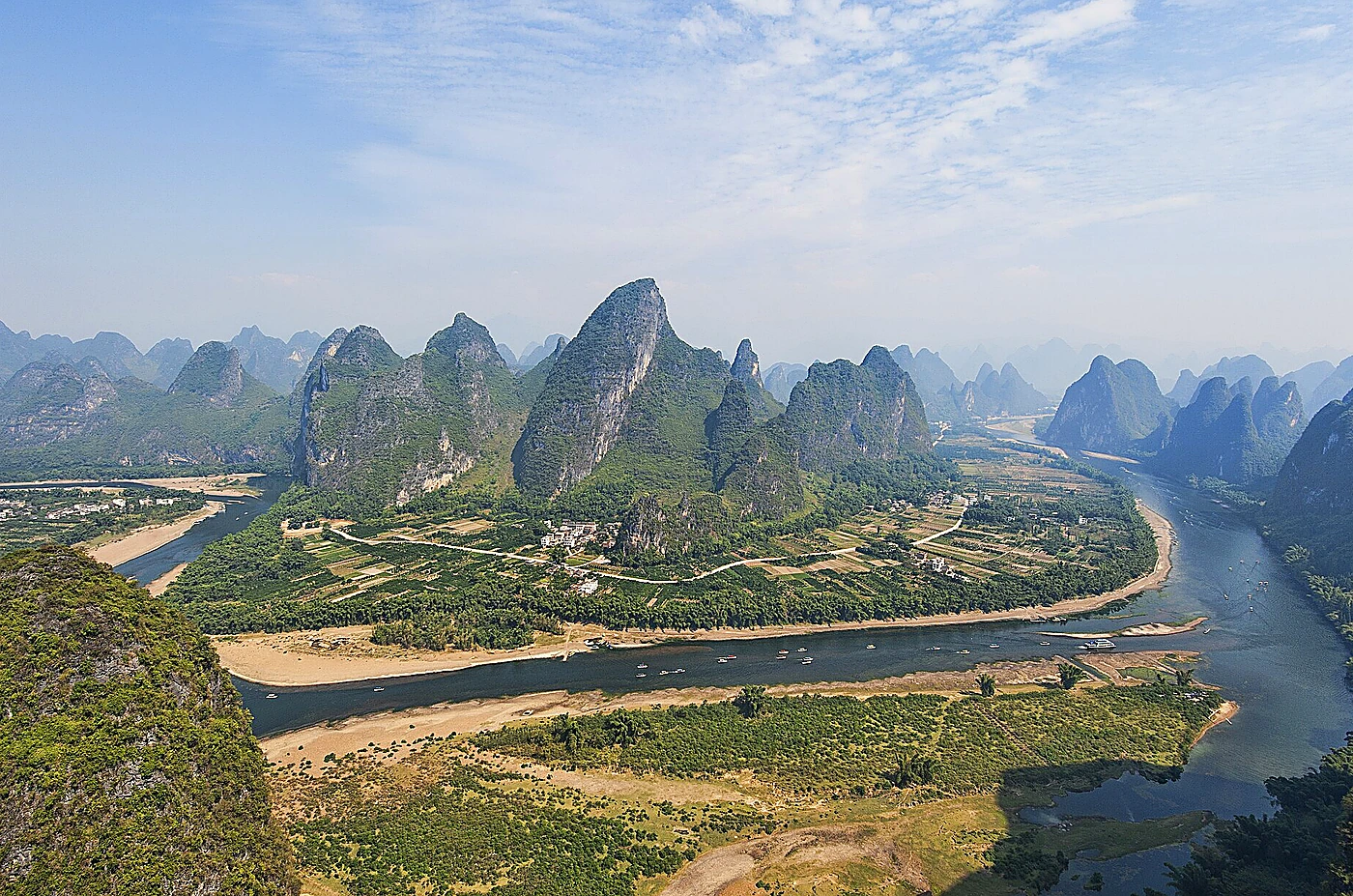 Du Ngoạn Sông Ly Giang - Dòng sông Ly uốn lượn mềm mại như dải lụa xanh giữa ngút ngàn đỉnh núi đá vôi kỳ vĩ