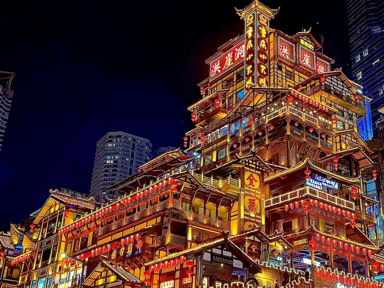 Cẩm Nang Check-In Đài Tưởng Niệm Giải Phóng Bi Trùng Khánh: Biểu Tượng Kiêu Hãnh & Trái Tim Đô Thị 8D