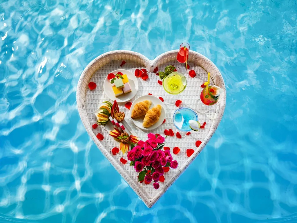 Bể bơi sục Jacuzzi bốn mùa trên Sundeck du thuyền La SEN of the Bay