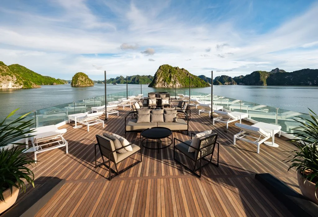 Boong tắm nắng Sundeck 360 độ ngắm hoàng hôn vịnh biển du thuyền La SEN