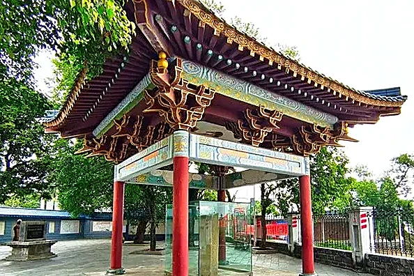 Ngõ đá rêu phong và kiến trúc nhà cổ gạch xám truyền thống tại Trúc Sơn Đông Hưng