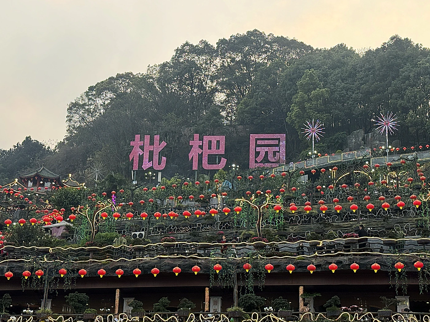 Nhà Hàng Lẩu Tỳ Bà Viên - Hàng trăm bàn lẩu san sát giữa rặng cây xanh và ánh đèn lồng lãng mạn