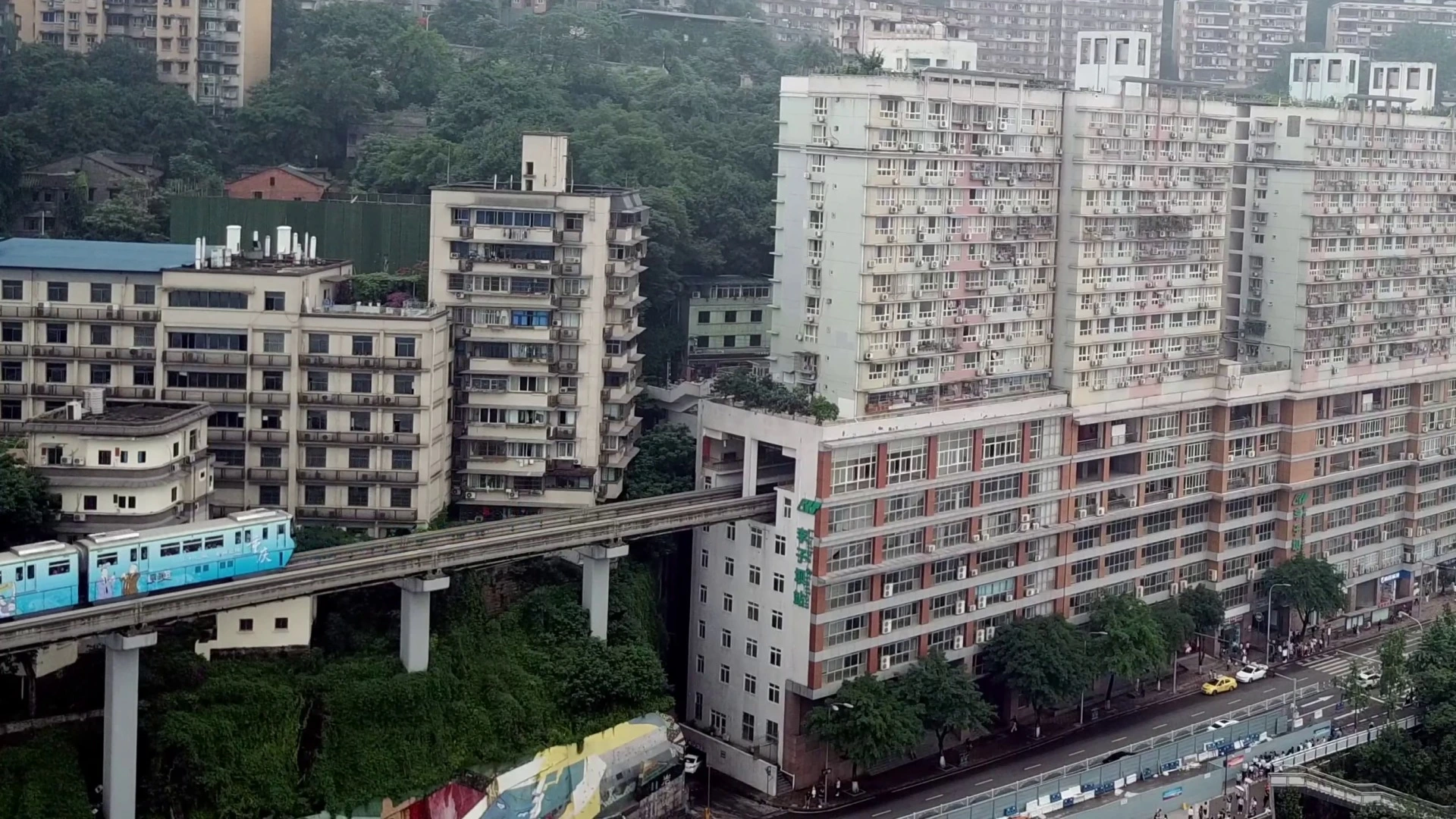 Đoàn tàu monorail chạy ra khỏi tòa nhà, góc quay viral trên TikTok và Douyin