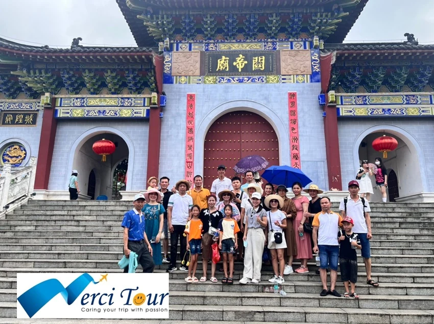Bên trong chính điện Miếu Quan Đế Đông Hưng