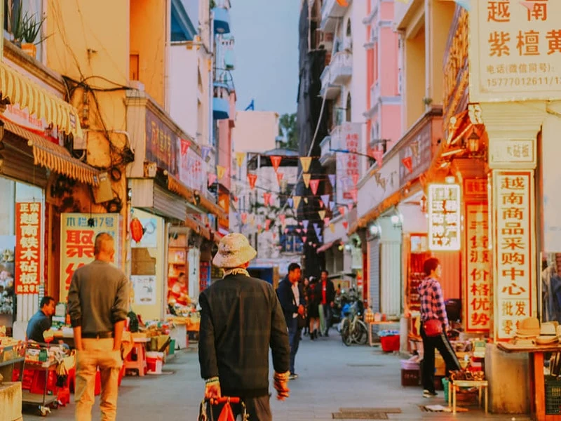 Quang cảnh nhộn nhịp về đêm tại các cửa hàng trên phố Quý Châu Đông Hưng