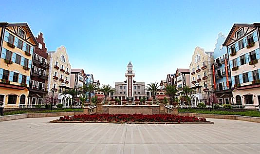Khu phố Tây bừng sáng ánh đèn về đêm với các hoạt động mua sắm và vui chơi nhộn nhịp