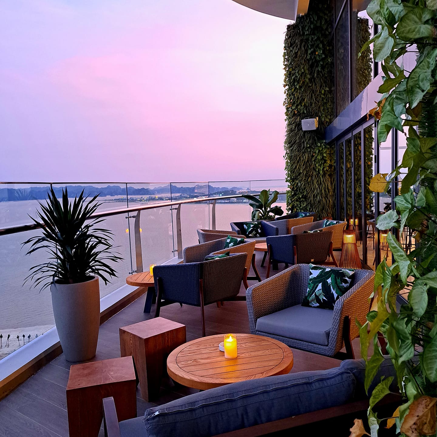 Ảnh thực tế view ngắm biển Bãi Cháy và pháo hoa từ quán cafe rooftop