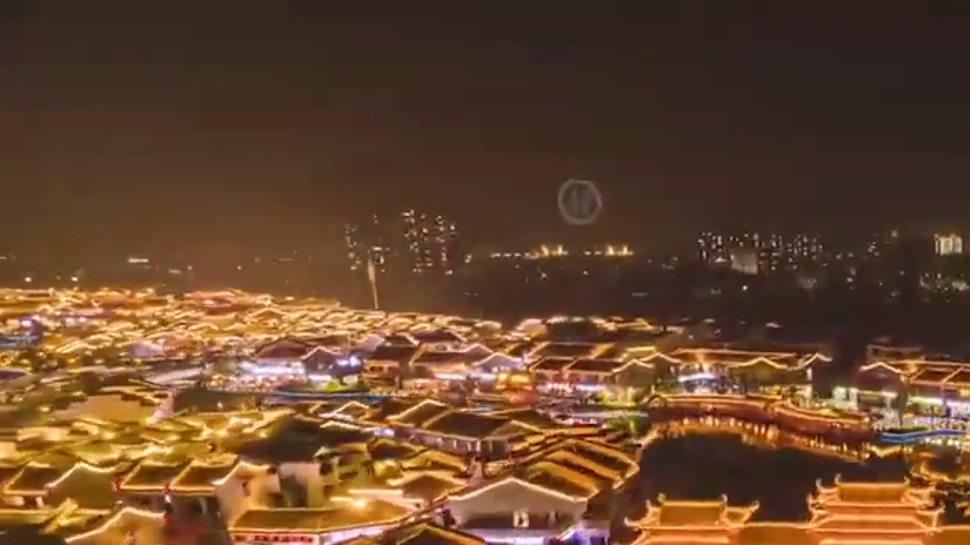 Ánh sáng hologram và đèn chiếu lung linh trên kiến trúc cổ trấn về đêm