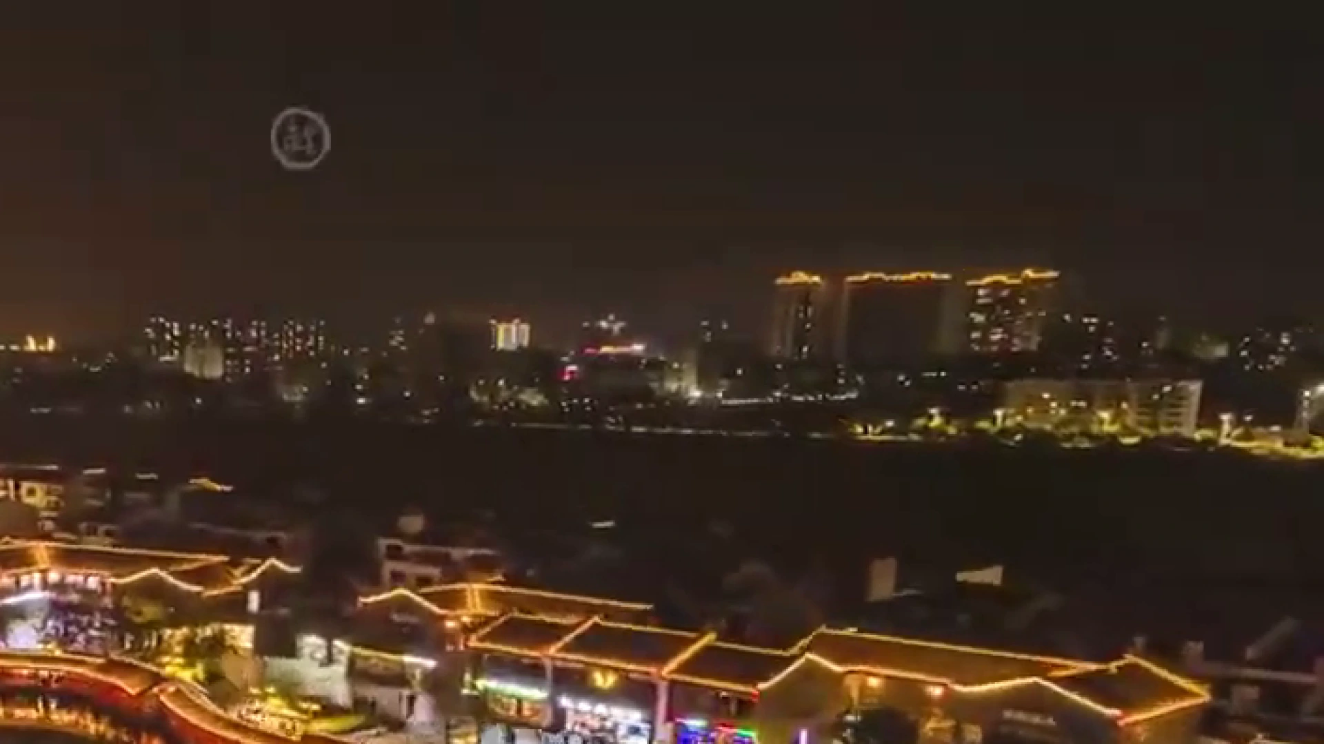 Bến thuyền sông Tả Giang với ánh đèn lồng phản chiếu mặt nước