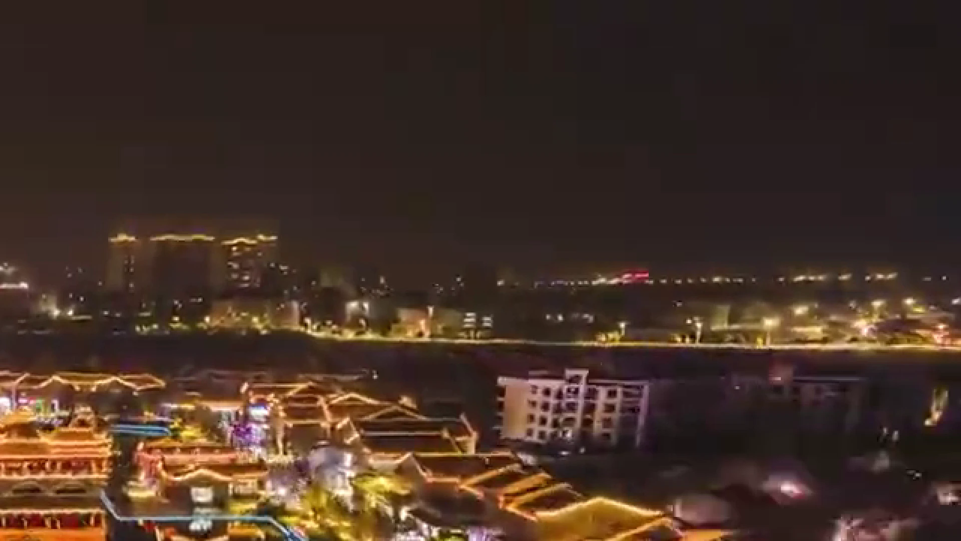 Không gian sông nước ven Tả Giang bao quanh cổ trấn với ánh đèn vàng rực