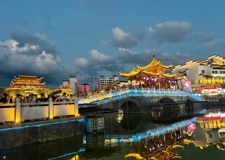 Cẩm Nang Khám Phá Thái Bình Cổ Trấn: “Tiểu Phượng Hoàng Cổ Trấn” Rực Rỡ Ánh Đèn Bên Dòng Tả Giang