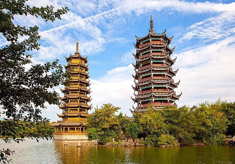 Cẩm Nang Chiêm Ngưỡng Tháp Đôi Nhật Nguyệt Quế Lâm: Kỳ Quan Ánh Sáng Lung Linh Bên Hồ Sam